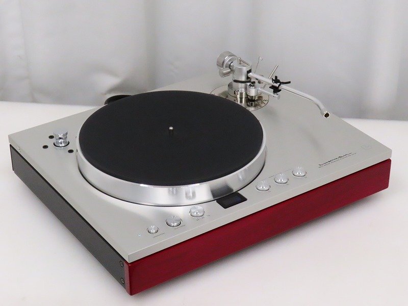 トーンアームを備えた高級レコードプレーヤー