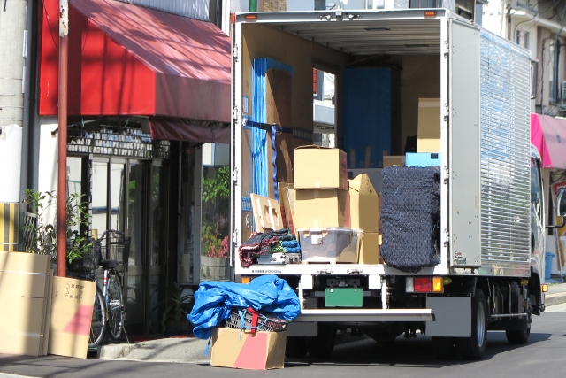 トラックに不用品を積み込む作業員