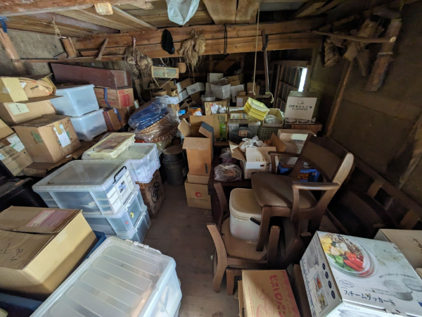 家財・荷物が積み重なった室内の例