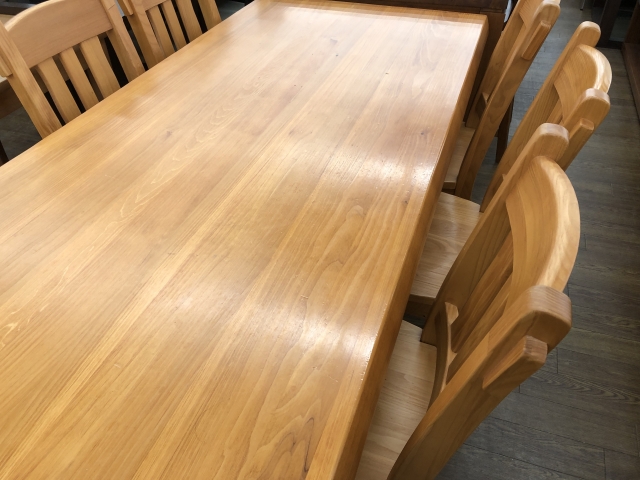 テーブルや椅子などの家具