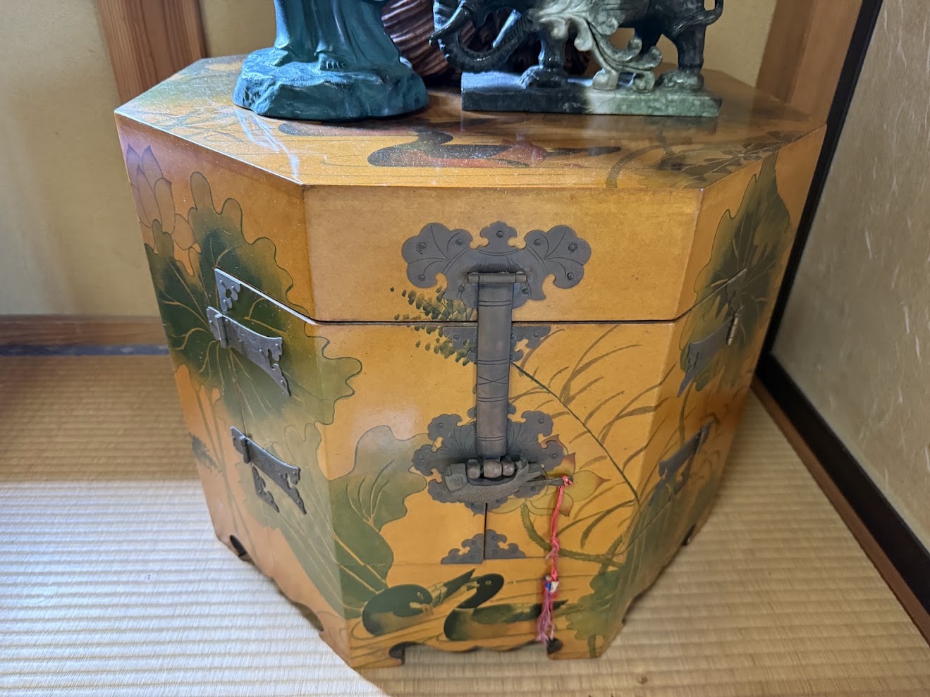 絵柄と金具が施された古い収納箪笥