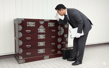 時代箪笥の状態を確認する査定担当者