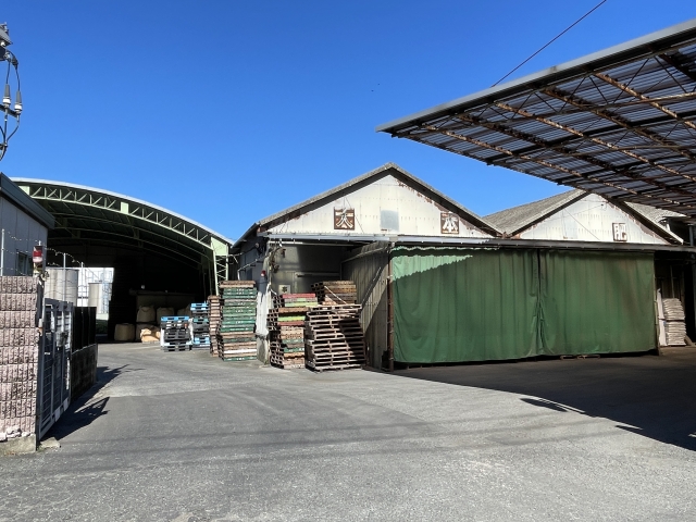 法人倉庫のパレットや資材が並ぶ現場。仙台市の残置物・倉庫不用品も買取で対応します。